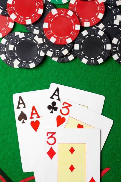 Baccarat payout table showing Player, Banker, and Tie odds with commission details
