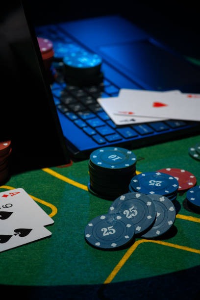 Bonus round trigger and multiplier display in Free Play slot game