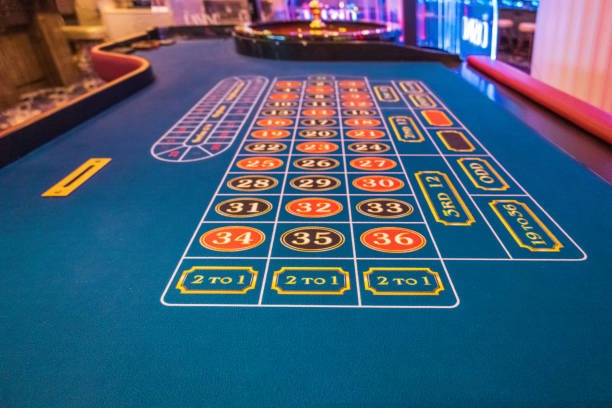 Bonus round trigger and payout table display in slot game interface